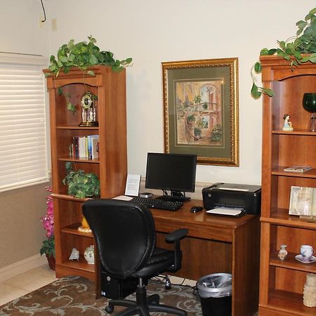 Wesley Inn Wichita Bagian luar foto