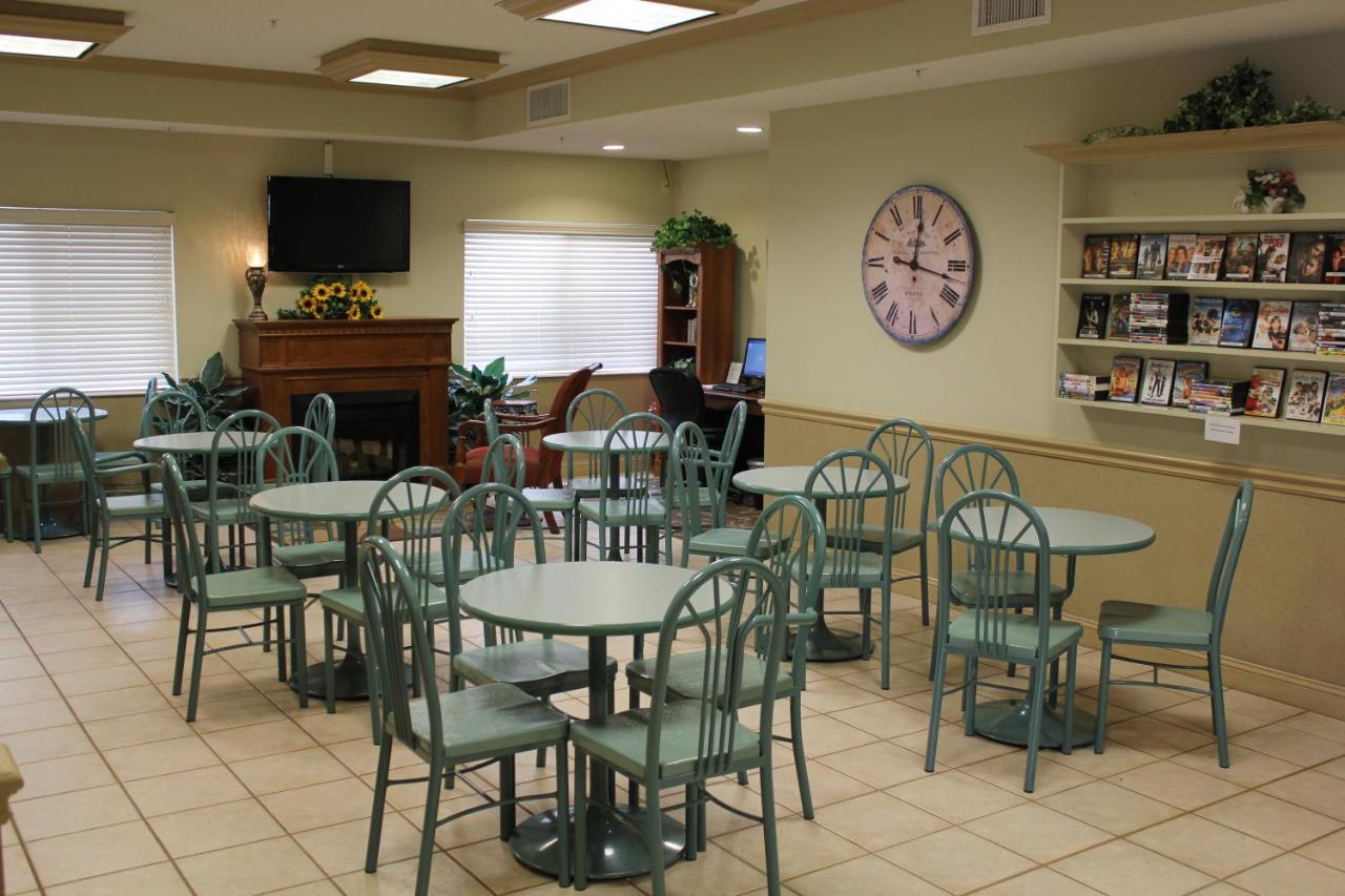 Wesley Inn Wichita Bagian luar foto
