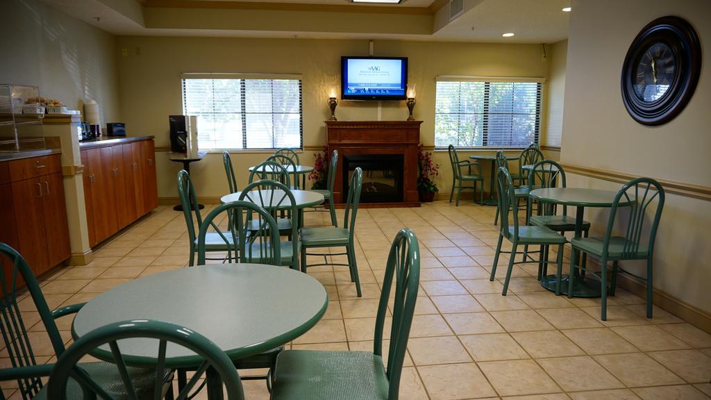 Wesley Inn Wichita Bagian luar foto