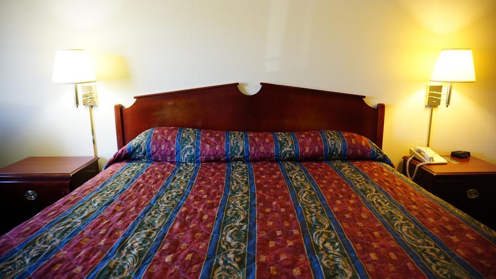 Wesley Inn Wichita Bagian luar foto