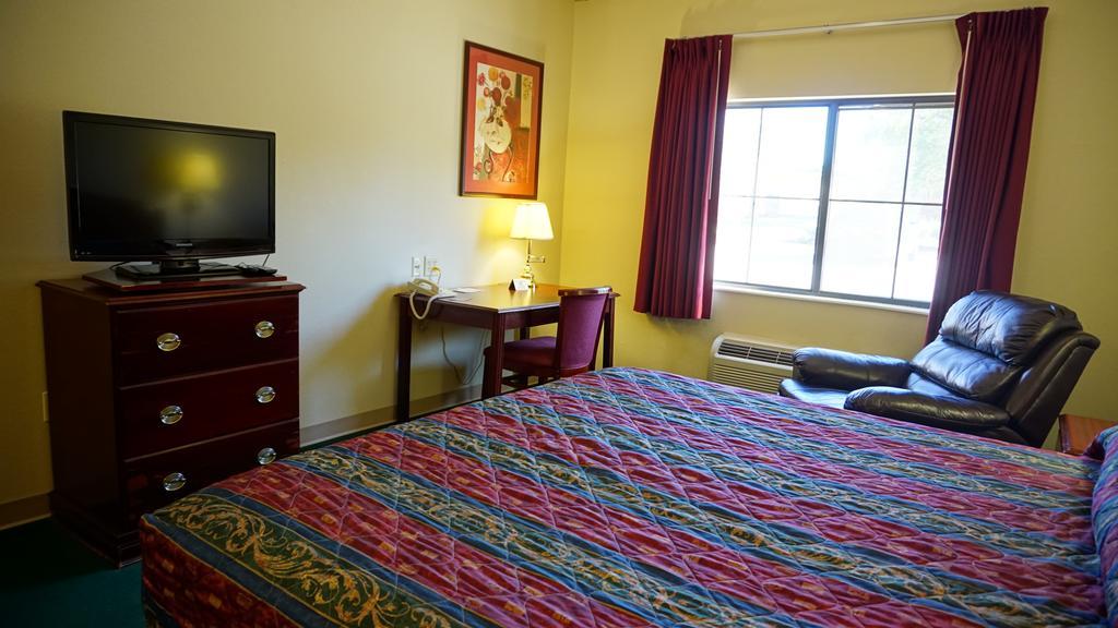 Wesley Inn Wichita Bagian luar foto