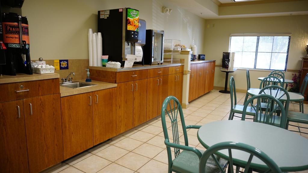 Wesley Inn Wichita Bagian luar foto