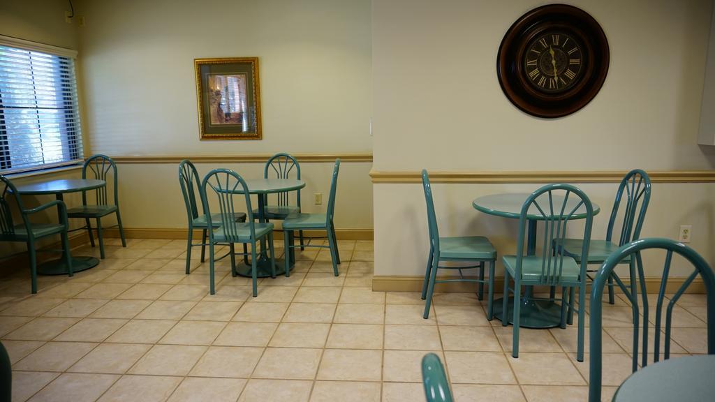 Wesley Inn Wichita Bagian luar foto
