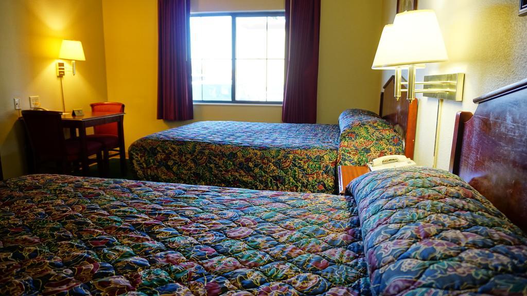 Wesley Inn Wichita Bagian luar foto