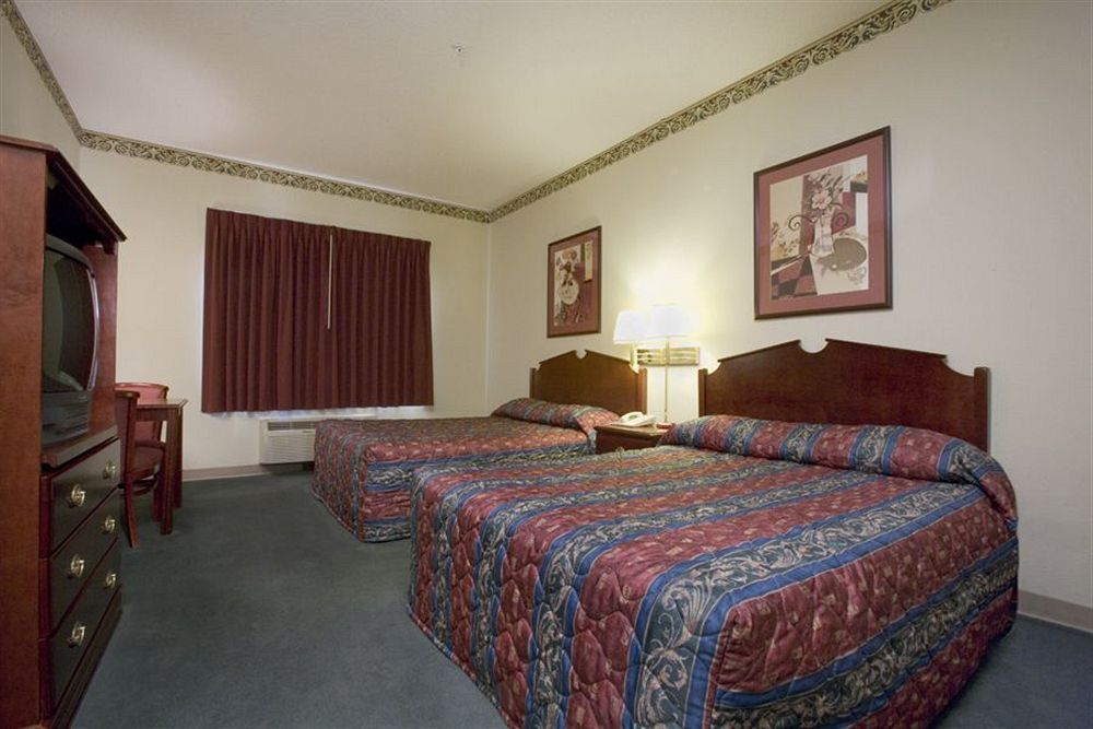 Wesley Inn Wichita Bagian luar foto