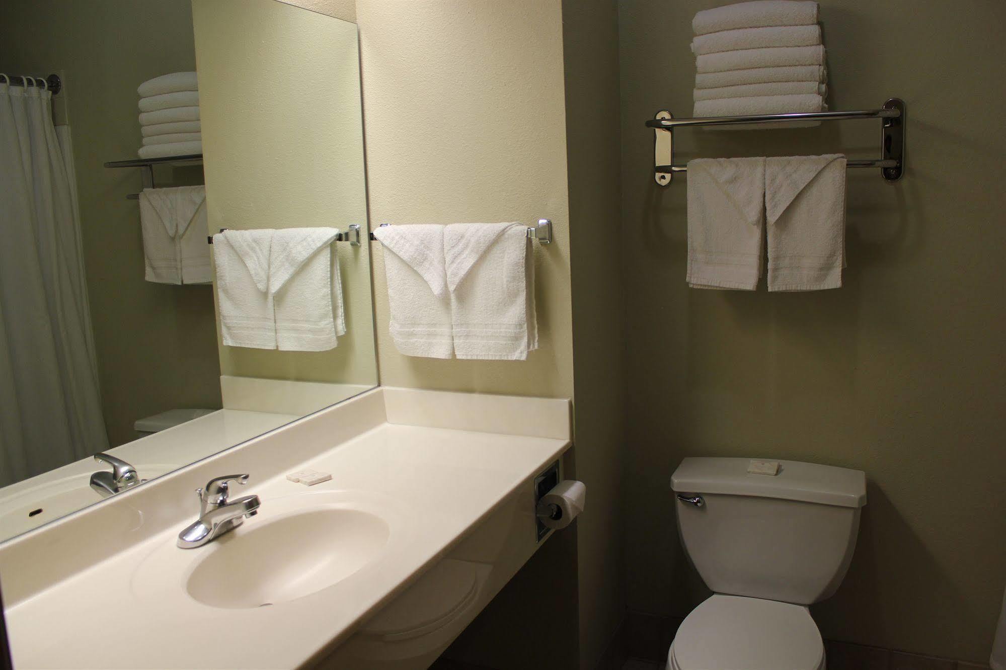 Wesley Inn Wichita Bagian luar foto